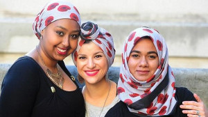 British Muslim women wearing the "Poppy Hijab" designed to commemorate Armed Forces Day and the WWI Centenary. (Photo: Georgie Gillard/ The Daily Mail