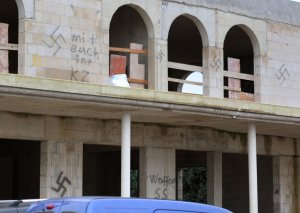 Unknown perpetrators have smudged the unfinished body shell of a mosque in the city of Dormagen with swastika Nazi symbols. (Photo: DPA)