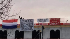 Extremists protest on roof of mosque in Leiden. (Photo: AD.nl/Facebook (Identitair Verzet))